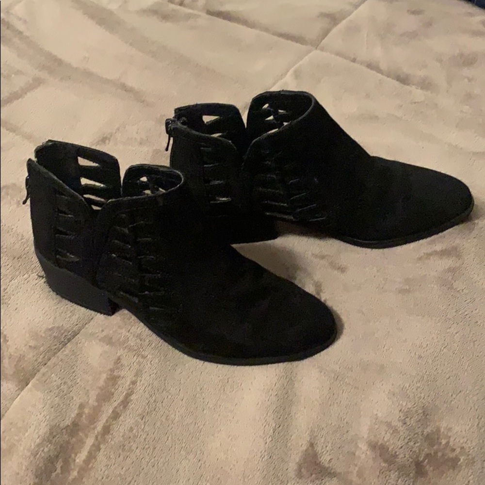 Vince Camuto Peera Cutout Girls Booties